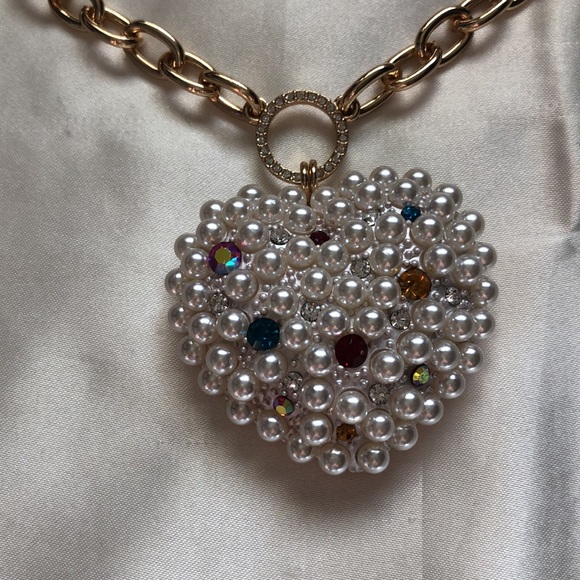 Betsey Johnson Gold Tone Pop Heart Faux Pearl & Crystal Statement Necklace NWT - Picture 8 of 13